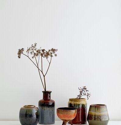 Bild av fem unika keramiska vaser i olika färger