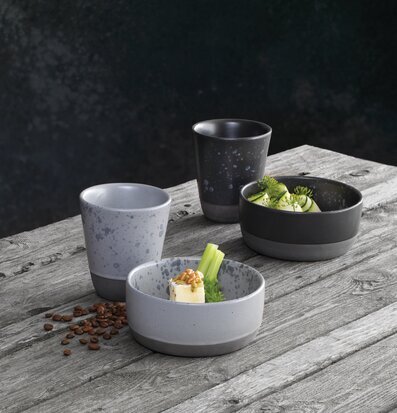 Foto av stengodsservis med rustik och stilren design