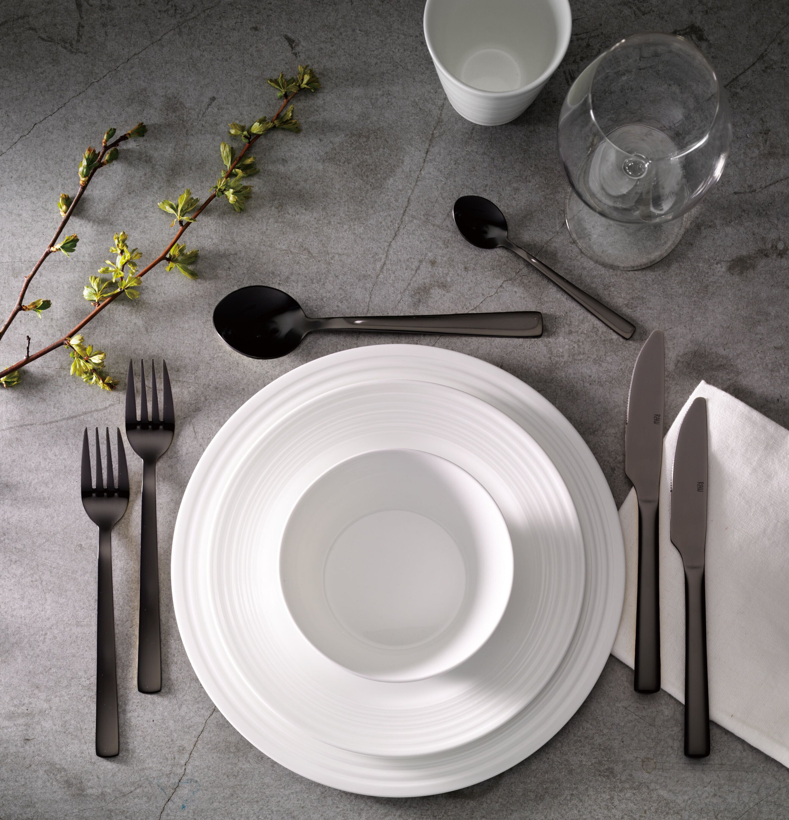 Bild av elegant och harmonisk dukning med bestickset