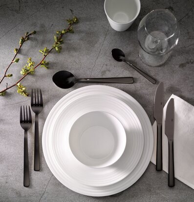 Bild av elegant och harmonisk dukning med bestickset