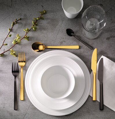 Bild av elegant dukat bord med svart och guld bestick