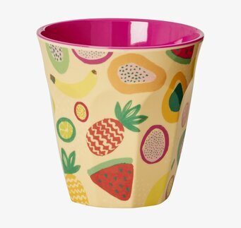 Bild av mugg med färgglatt fruktmönster och design