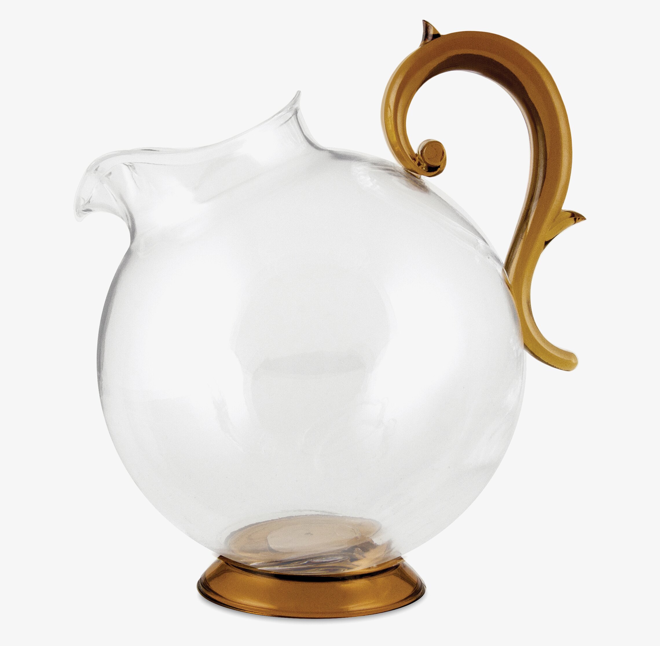 Foto av elegant vattenkaraff med gyllene detaljer