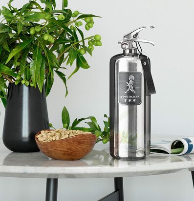 Bild av stilren brandsläckare i modern heminredning