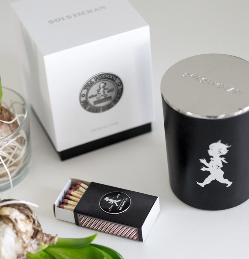 Doftljus Svart/Sandelträ från Solstickan med elegant design