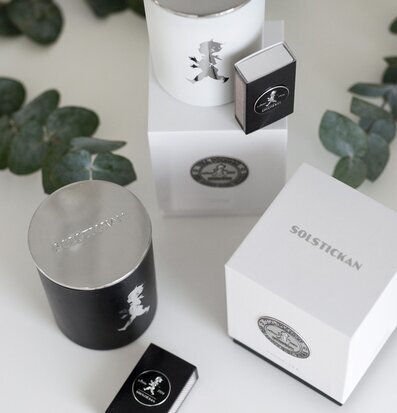 Bild av elegant doftljus och stilrena förpackningar