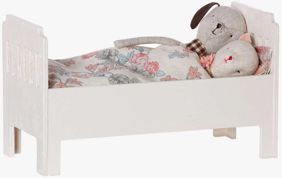 Säng Small Vit från Maileg med blommigt täcke och mjukdjur