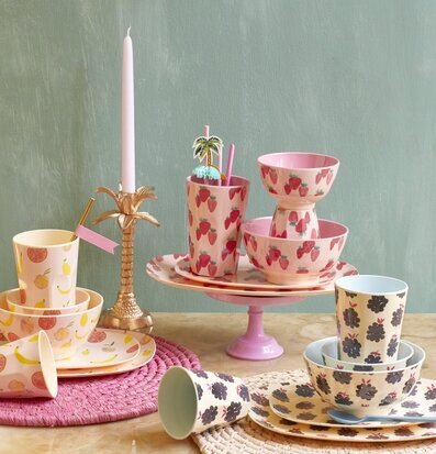 Bild av färgglad sommarservis med jordgubbsmotiv