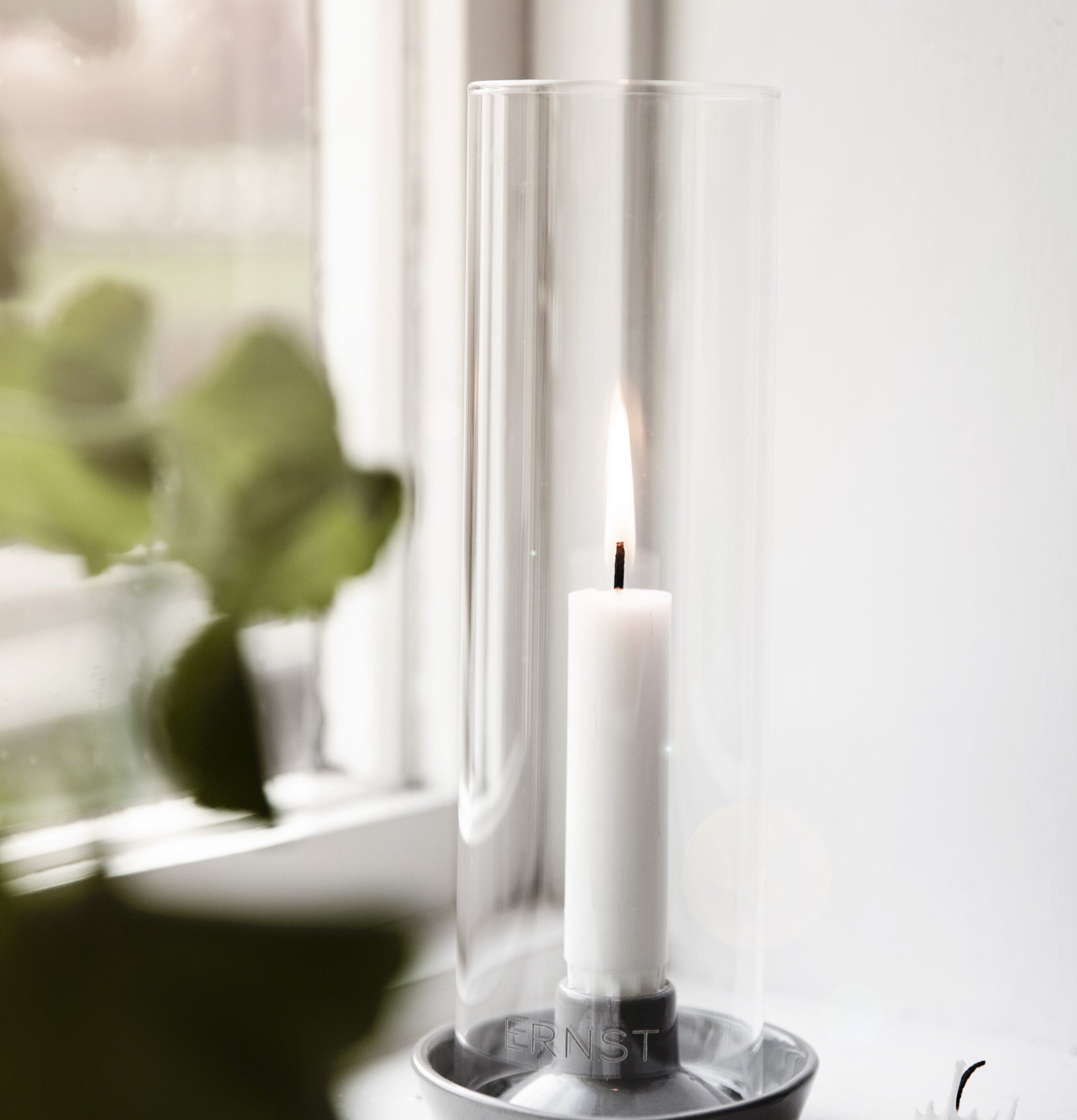 Bild av elegant ljusstake i vit stengods med glas