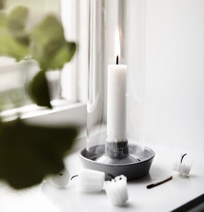 Bild av stilren ljusstake i harmonisk heminredning