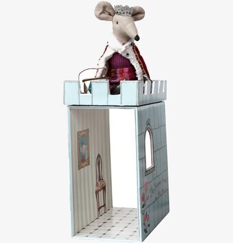 Bild av en mus i kunglig klädsel i sagolik miljö