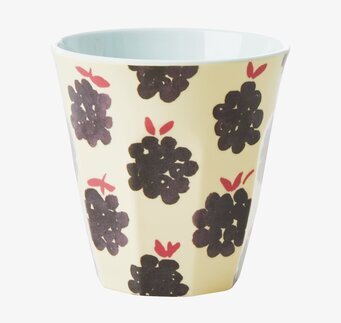 Bild på konstnärligt designad mugg med björnbärsmotiv