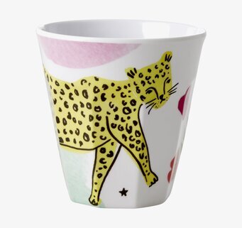 Bild av mugg med leopardmotiv och pastellfärger