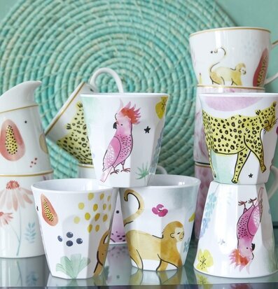 Bild av färgglada djungelmuggar med tropiska motiv