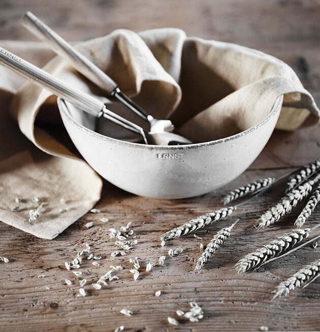 Skål Naturvit Ø 23 cm från Ernst på ett rustikt träbord