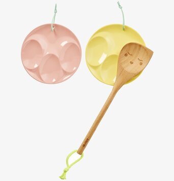 Bild av färgglada och funktionella kökstillbehör