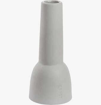 Bild av stilren grå ljusstake i stengods, minimalistisk