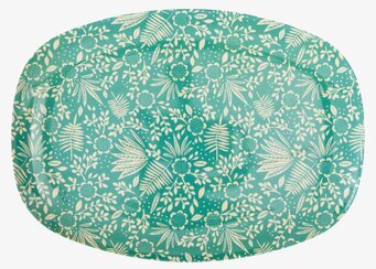 Bild av tallrik med turkost blommönster och vita blad