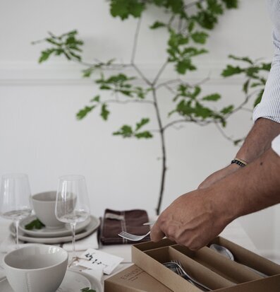 Bild av stilfull och harmonisk bordsdukning hemma