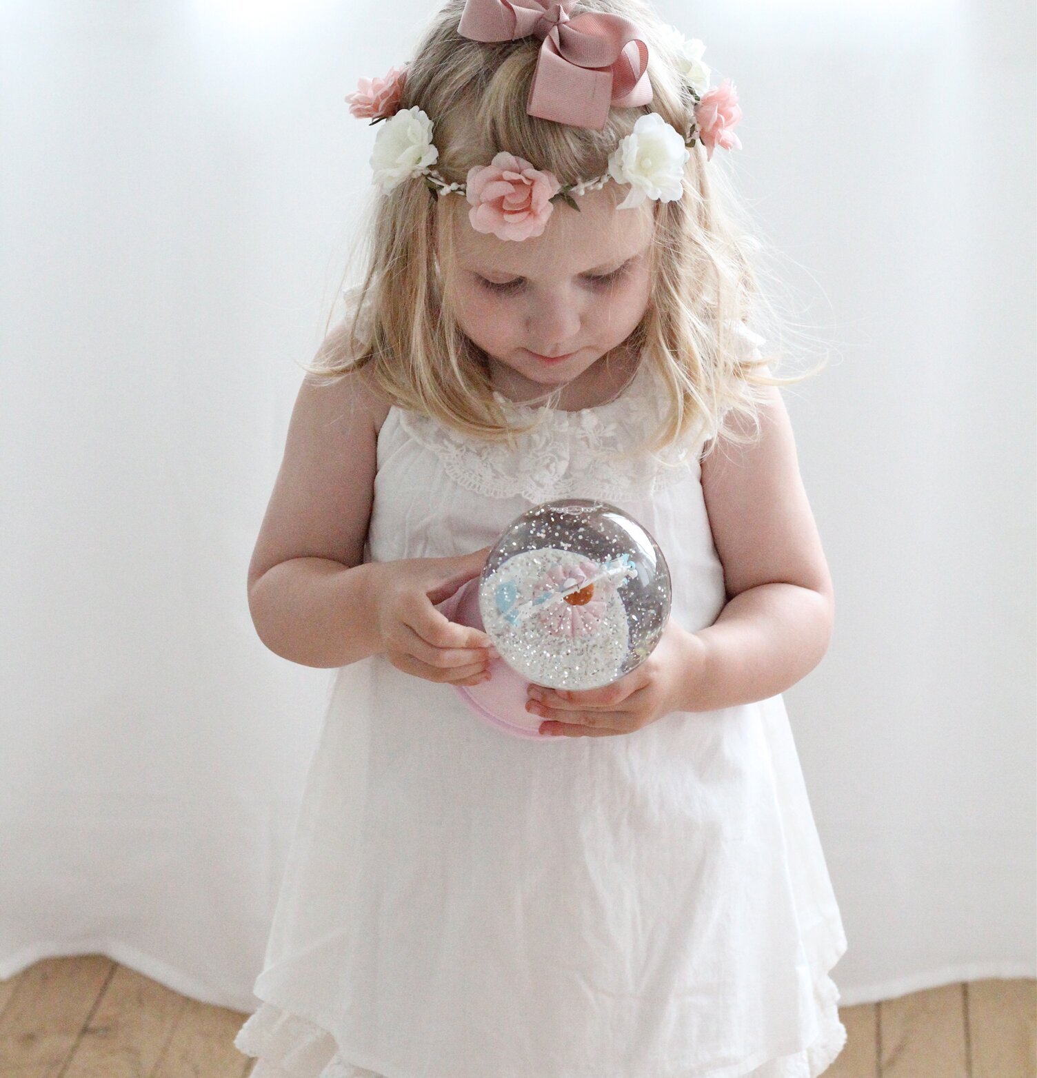 Foto av flicka med nattlampa och blommig krans