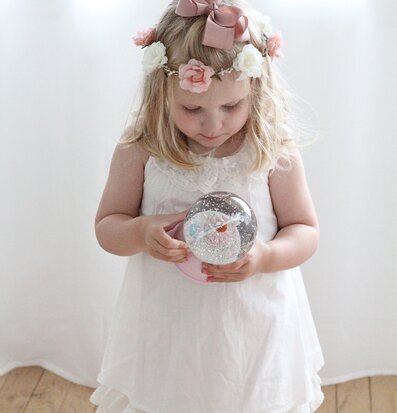 Foto av flicka med nattlampa och blommig krans