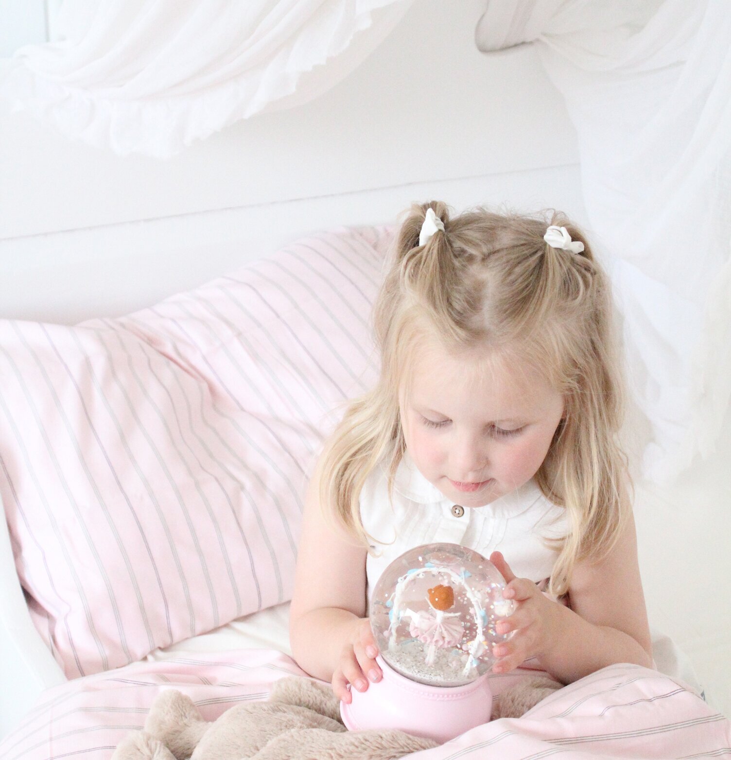 Barn håller Brigbys Nattlampa Rådjur i vacker barnkammare