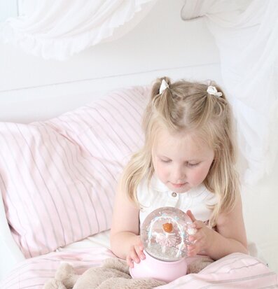 Bild av barnrum med mysig nattlampa och kramdjur