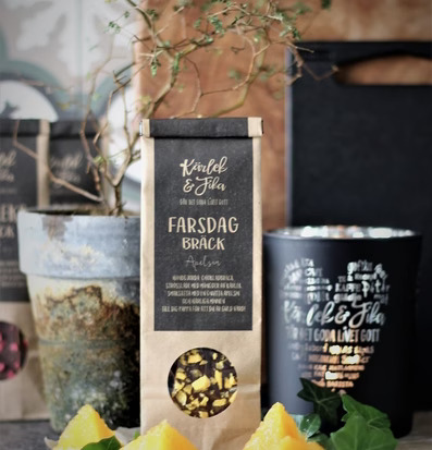 Bild av chokladbräck med apelsin och rustik förpackning