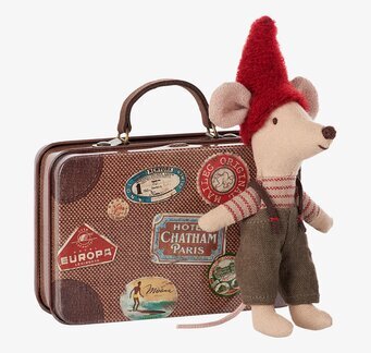 Bild av charmig leksaksmus med resväska i retrostil