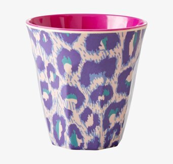 Bild av mugg med leopardmönster och färgglad design