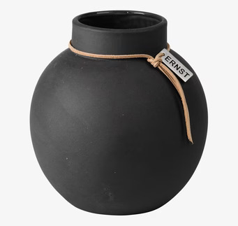 Bild av elegant stengodsvas med minimalistisk design