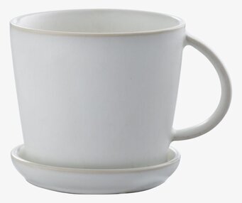 Bild av stilren tekopp med fat i skandinavisk design