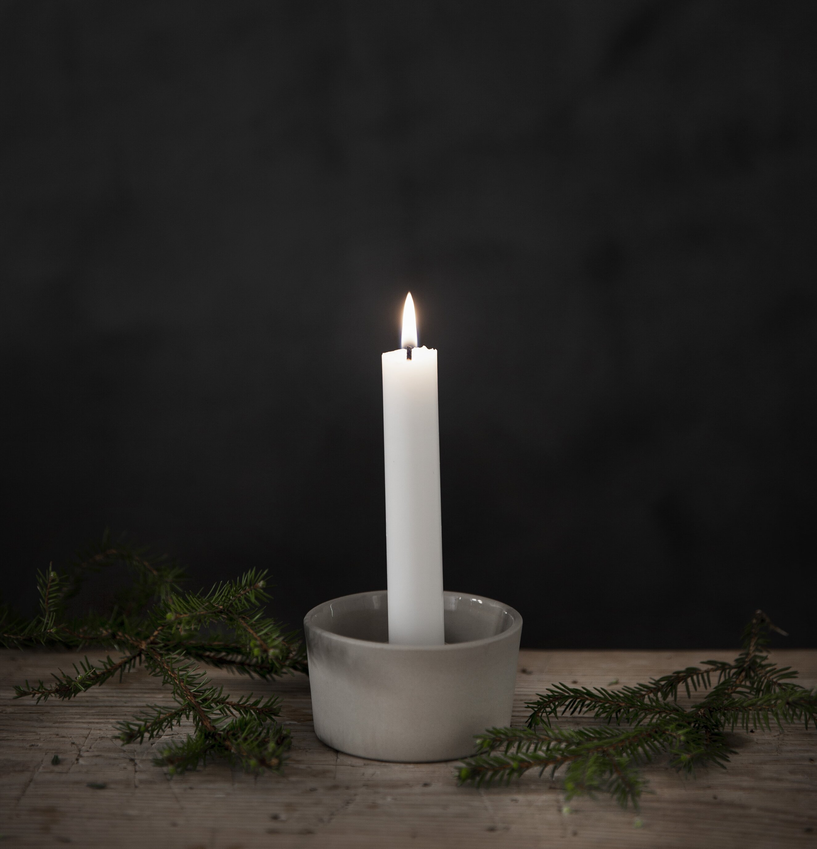 Ljusskål Kronljus Natur från Ernst på rustikt träbord med gran.