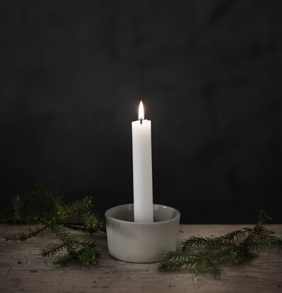 Bild av stilren ljushållare i keramik med naturtoner