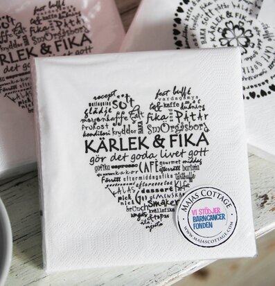 Foto av servetter med hjärtmönster och textmotiv