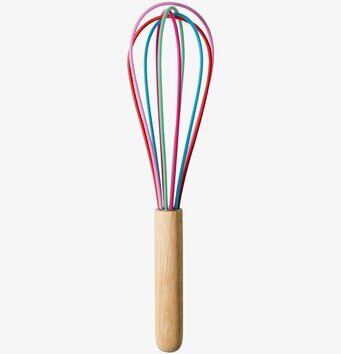 Foto av färgglad ballongvisp med trähandtag i köket