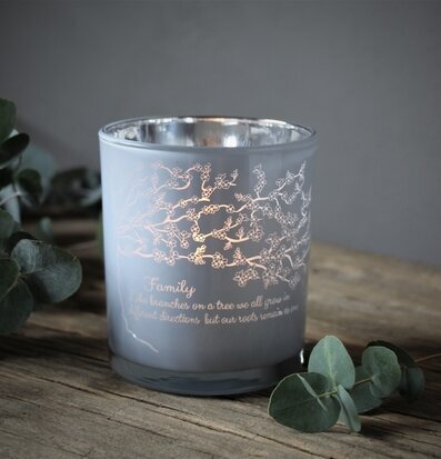 Bild av stilren ljuslykta med naturinspirerat mönster