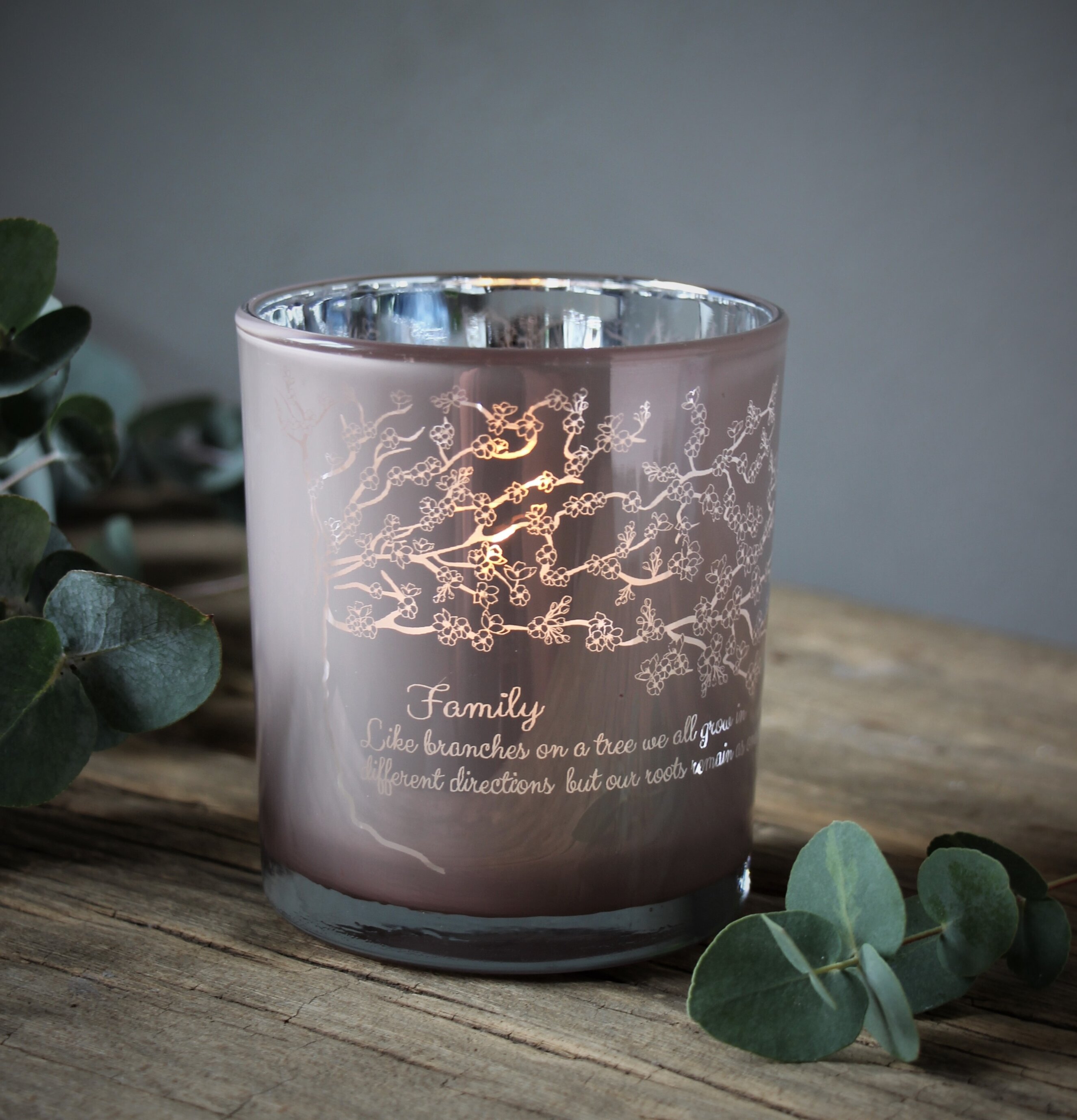 Ljuslykta - Family Tree Rosa från Majas Cottage på träbord