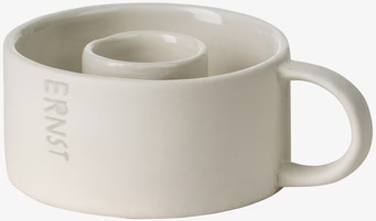 Bild av stilren vit ljusstake med handtag i keramik