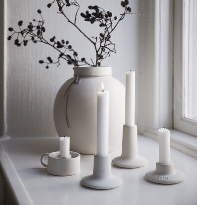 Bild av elegant och stilrent fönsterbrädearrangemang