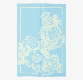 Bild av en vackert designad matta med blommönster