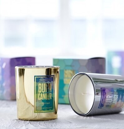 Bild av eleganta doftljus i stilren och ljus miljö