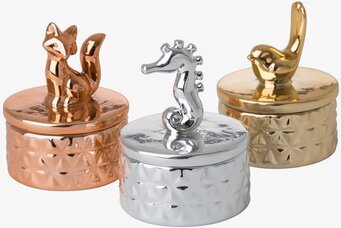 Bild av tre eleganta smyckesaskar i porslin med djurmotiv