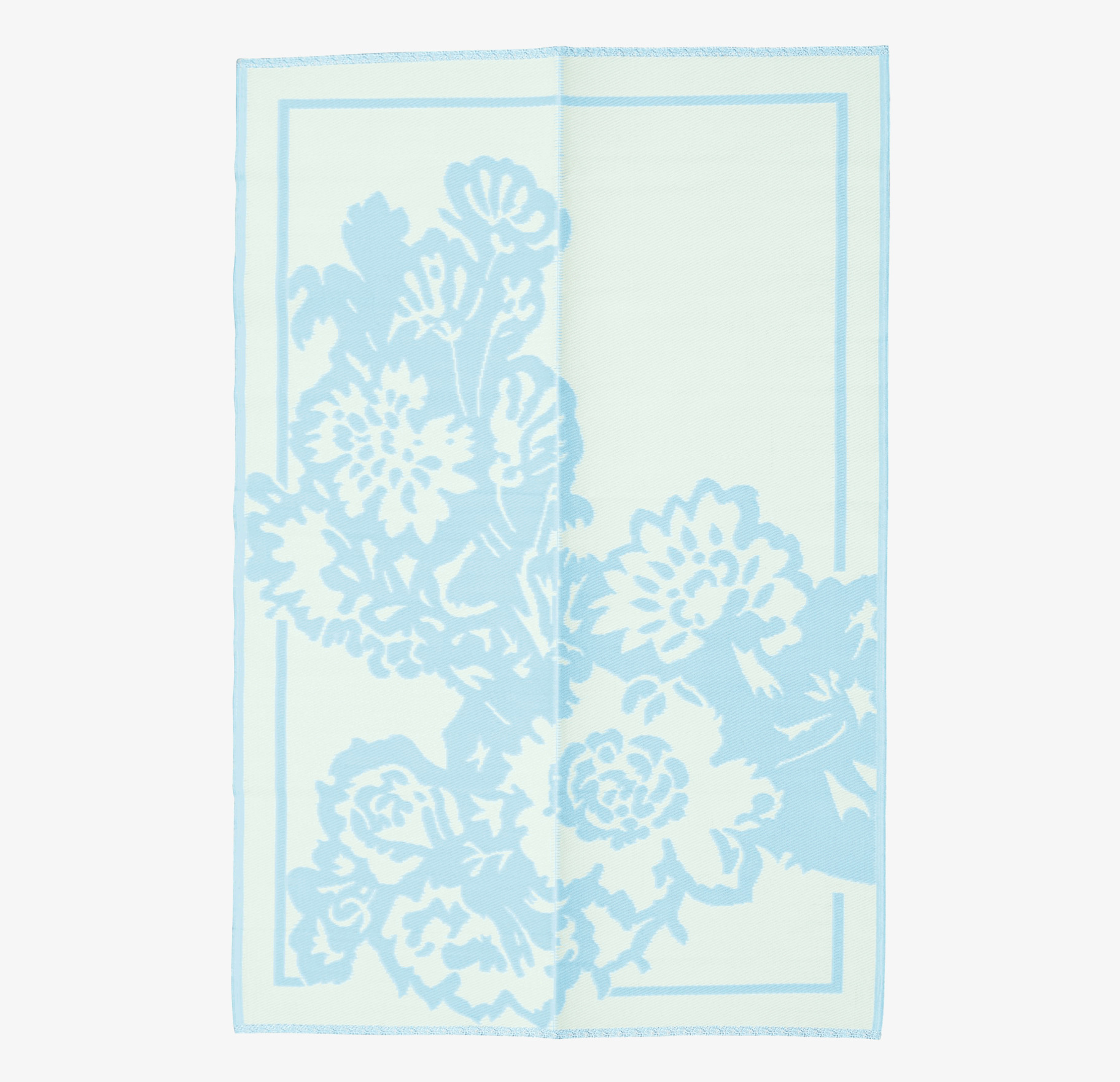 Bild av en stor matta med blommönster och blå toner