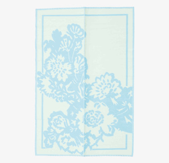 Bild av en stor matta med blommönster och blå toner