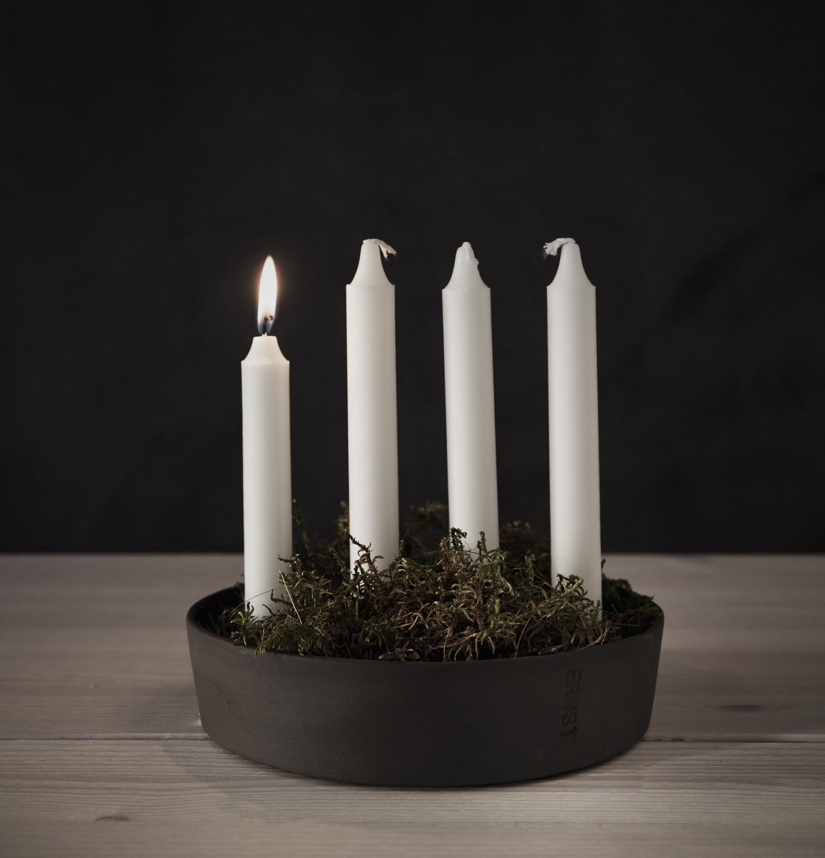 Ljusskål 4 Kronljus Mörkgrå från Ernst med tända ljus