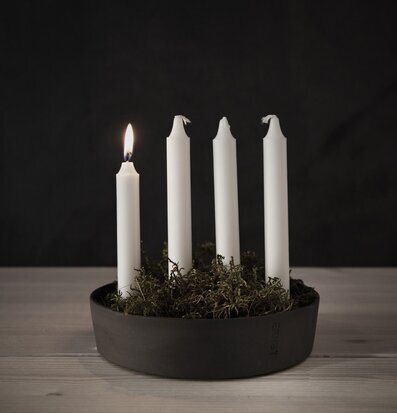 Bild av elegant ljusskål med kronljus och grön mossa