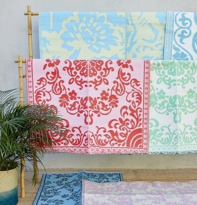 Bild av färgglada mattor med unika blomsterdesigns