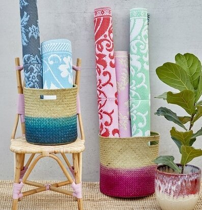 Bild av färgglad heminredning med mattor och korgar
