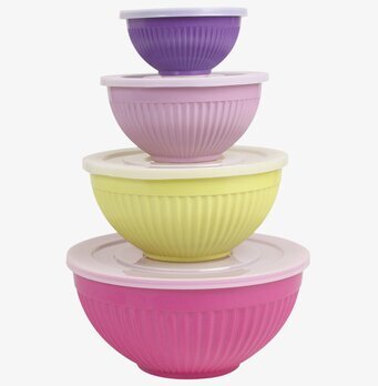 Bild av färgglada stapelbara melaminskålar i köket